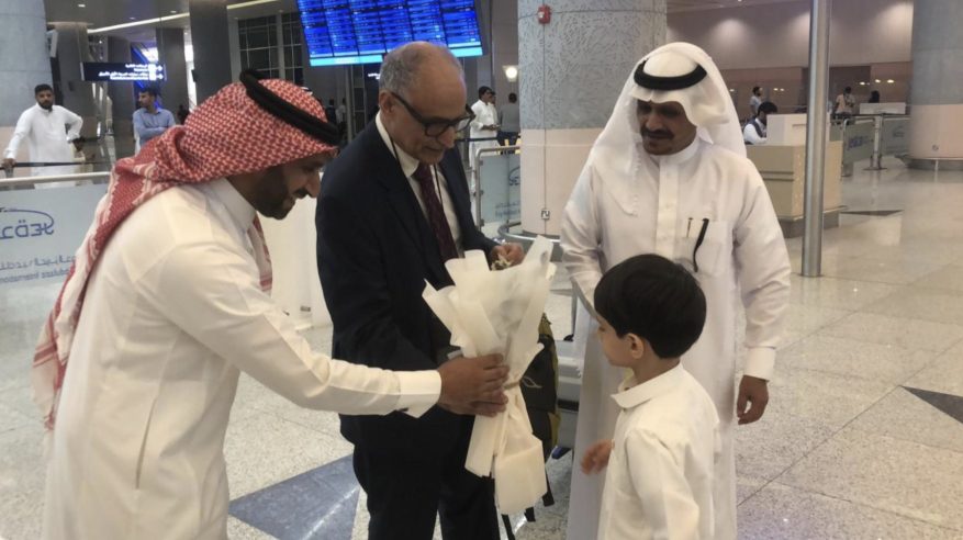 بعد غربة 50 عامًا.. لقاء مؤثر بين أستاذ جامعة سعودي وعائلته