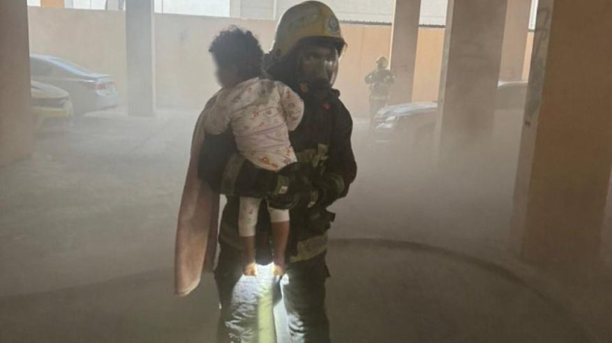 مدني الدمام يخمد حريقًا في أحد المباني ويخلي ساكنيه