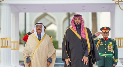 ولي العهد يستقبل أمير الكويت بالديوان الملكي في مراسم استقبال رسمية