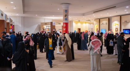 مهرجان الكُتاب والقراء بعسير يشهد إقبالاً كبيراً وفعالياته تكتظ بالزوار
