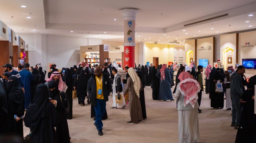 مهرجان الكُتاب والقراء بعسير يشهد إقبالاً كبيراً وفعالياته تكتظ بالزوار
