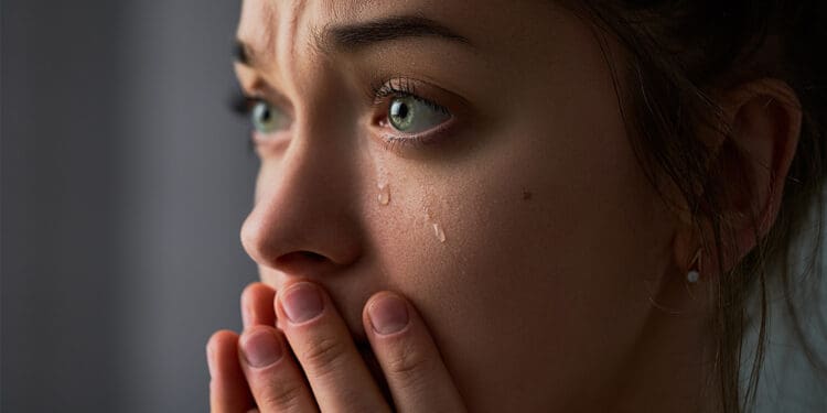 رائحة دموع النساء قد تقلل من عدوانية الرجال أحيانًا