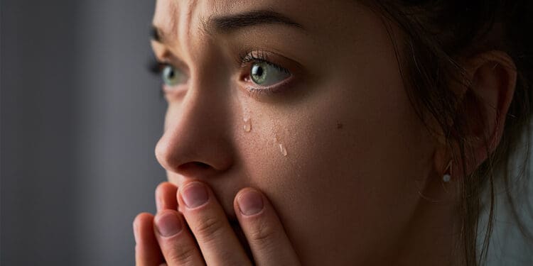 رائحة دموع النساء قد تقلل من عدوانية الرجال أحيانًا