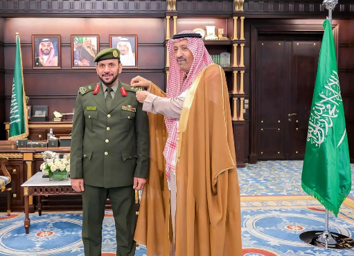 أمير الباحة يقلد مدير جوازات المنطقة رتبته الجديدة