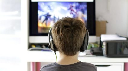 دراسة جديدة تحذر لاعبي الألعاب الإلكترونية من فقدان السمع