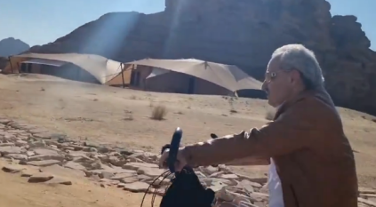بالفيديو.. الوليد بن طلال يسير بدراجة خلف أحفاده في العلا