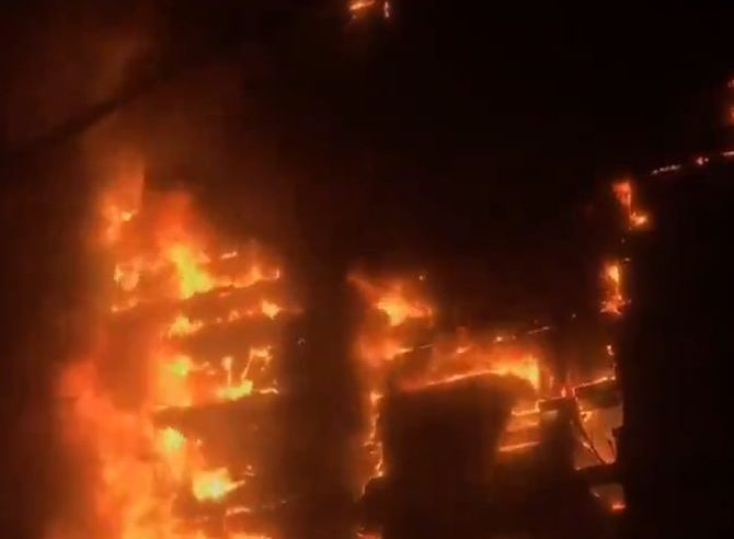 حريق هائل يلتهم مستشفى غاندي في طهران