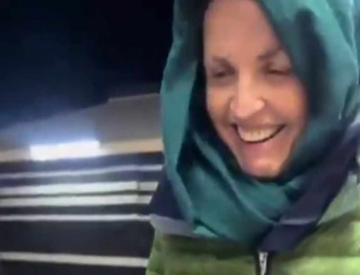 تصرف شهم من مواطن عثر على رحالة فرنسية نائمة في البر