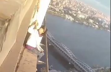 لحظة سقوط فتاة من الطابق الـ 26 في مصر
