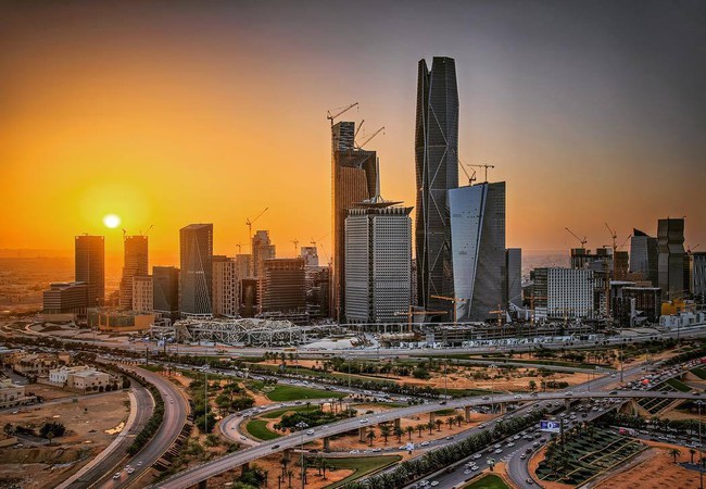 سبب تباين المدة بين أذان الفجر وشروق الشمس في الرياض