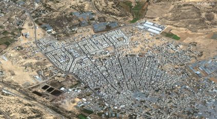 صور الأقمار الصناعية تكشف النمو الهائل لمخيمات اللاجئين بغزة في 100 يوم