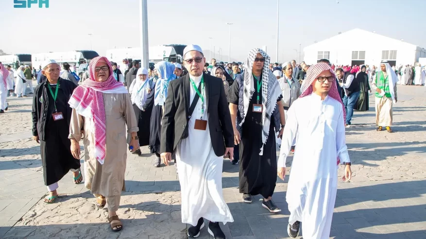 ضيوف خادم الحرمين الشريفين يزورون مسجد قباء ومقبرة الشهداء وجبل الرماة