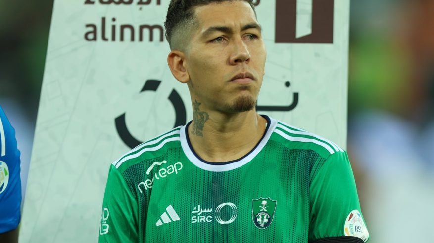 فيرمينو يُثير الجدل بعد ظهوره بقميص فريق إنجليزي!