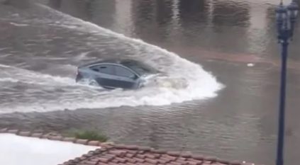 لقطات مذهلة لسيارة تسلا تشق طريقها وسط الفيضانات بدون توقف