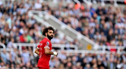 أسطورة ليفربول يُفضل محمد صلاح على نونيز