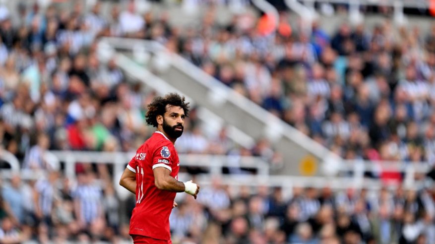 أسطورة ليفربول يُفضل محمد صلاح على نونيز