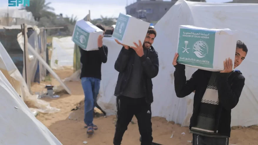 مركز الملك سلمان للإغاثة يواصل توزيع السلال غذائية للنازحين في خان يونس