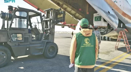 الطائرة الإغاثية السعودية الـ 37 تصل مطار العريش
