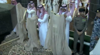 نائب أمير مكة المكرمة يقلب رداءه بعد الانتهاء من صلاة الاستسقاء
