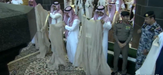 نائب أمير مكة المكرمة يقلب رداءه بعد الانتهاء من صلاة الاستسقاء