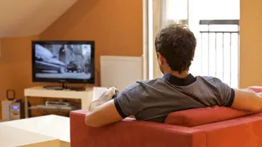 الإفراط في مشاهدة التلفزيون يسبب التبول المتكرر ليلًا