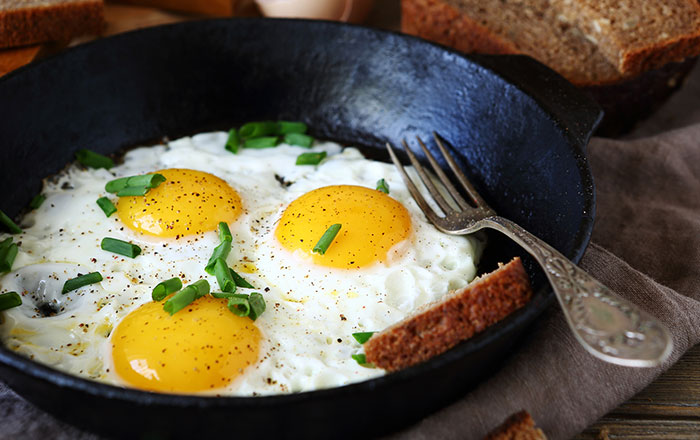 طريقة جديدة لقلي البيض تثير تفاعل السوشيال ميديا