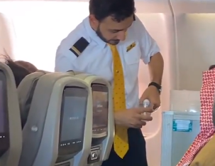 لفتة إنسانية من مضيف طيران مع مسن أثناء رحلة الرياض