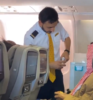 لفتة إنسانية من مضيف طيران مع مسن أثناء رحلة الرياض