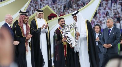 على طريقة ميسي .. قائد منتخب قطر يرتدي البشت احتفالًا بـ كأس أمم آسيا