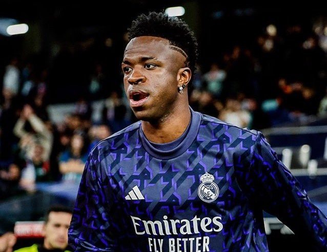 شاهد .. إصابة مفاجئة لـ فينسيوس جونيور قبل انطلاق مباراة ريال مدريد ضد أتلتيكو مدريد