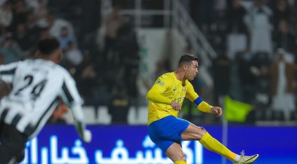 ركلتا جزاء تُهديان التعادل لـ الشباب والنصر في الشوط الأول