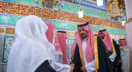 أمير منطقة المدينة يؤدي صلاة الميت على الشيخ عبدالعزيز الفالح