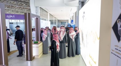 صور ملوك السعودية برفقة الصقور تجذب زوار معرض الدفاع