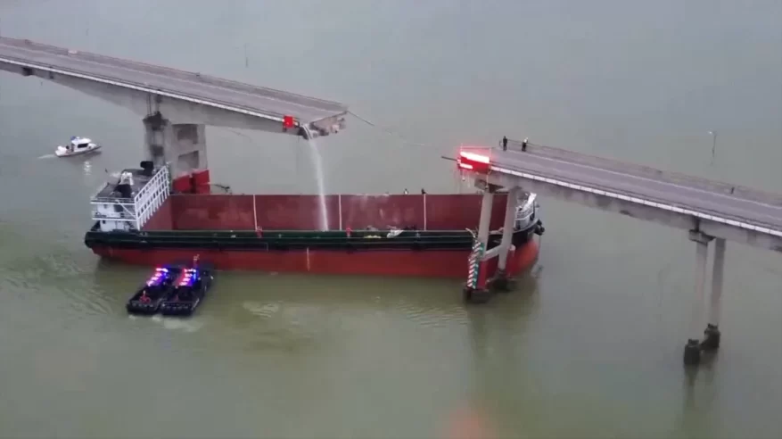 لحظة انقسام جسر إلى نصفين بعد اصطدامه بسفينة شحن