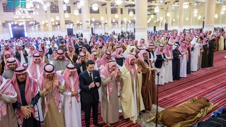أمير الرياض يؤدي صلاة الميت على الأمير ممدوح بن سعود وخالد بن مساعد السيف