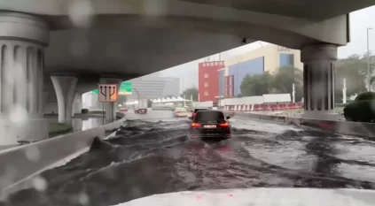 شوارع دبي تغرق في مياه الفيضانات