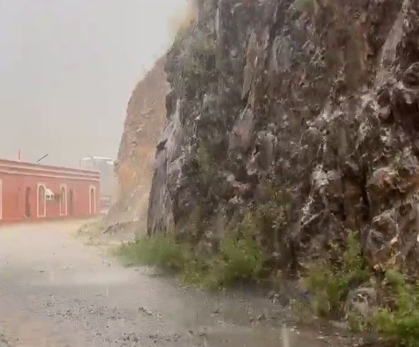 لقطات لهطول أمطار الخير على أحياء شرق قلوة