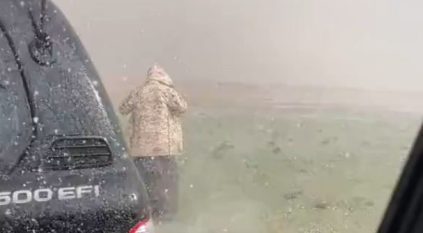لقطات من هطول الأمطار المتجمدة على الحدود الشمالية