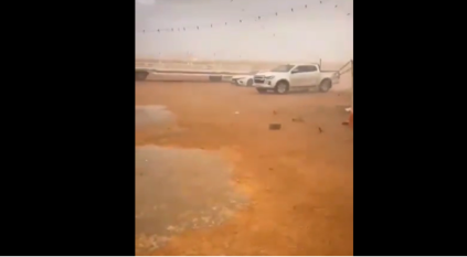 لحظات مرعبة لرياح تقتلع الشينكو وتلقيه على بعد 20 مترًا في الرياض