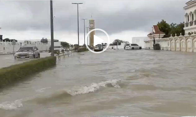 السيول والفيضانات تغرق شوارع الشارقة في الإمارات