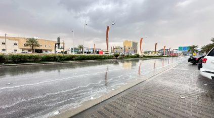 سماء الرياض ملبدة بالغيوم وتوقعات باستمرار الأمطار