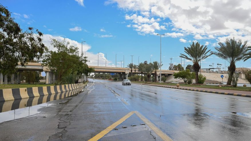 سحب وأمطار رعدية غزيرة وبرد ورياح نشطة على 6 مناطق