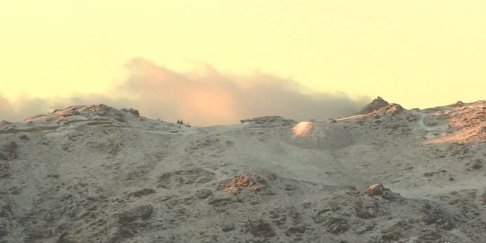 مشاهد مبهجة لشروق الشمس بعد تساقط الثلوج على جبال اللوز