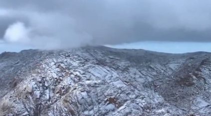 لقطات بديعة من تساقط الثلوج على جبل اللوز