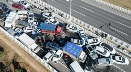 لحظة تصادم 100 سيارة في الصين على طريق سريع