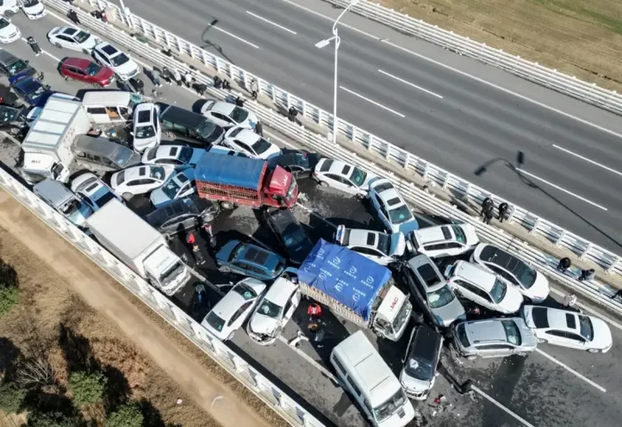 لحظة تصادم 100 سيارة في الصين على طريق سريع