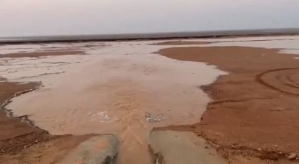 لقطات لجريان وتدفق السيول شرق طريف