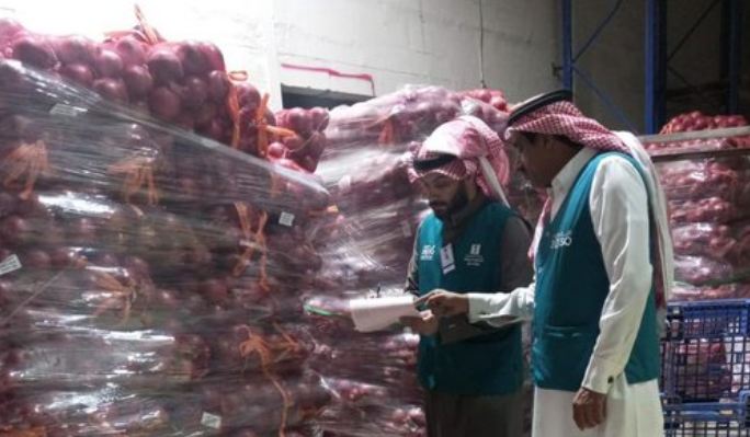 ضبط 8 أطنان بصل مخزنة في مستودع جنوب الرياض
