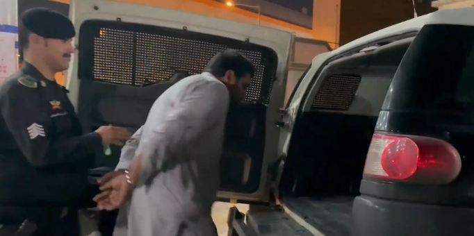 وافد يجمع زيوت السيارات ويعيد تعبئتها في علب لشركات عالمية