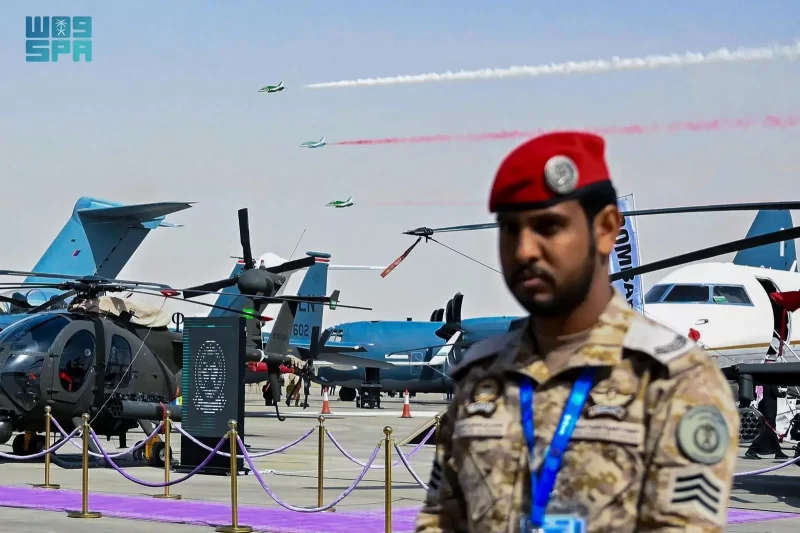 عروض واستعراضات صقور السعودية تحبس الأنفاس بمعرض الدفاع العالمي